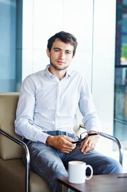 kafede oturan işadamı