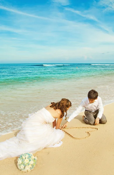 Blume auf dem Sand malen — Stockfoto