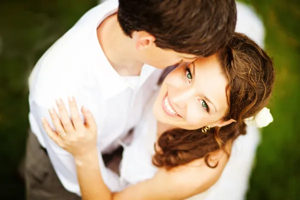 Fina brudparet på bröllopsdagen - mjukt fokus — Stockfoto