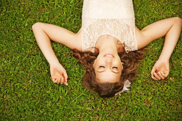 Leuke vrouw liggen op het gras — Stockfoto