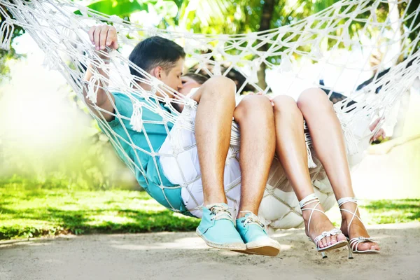 Casal descansando na rede — Fotografia de Stock