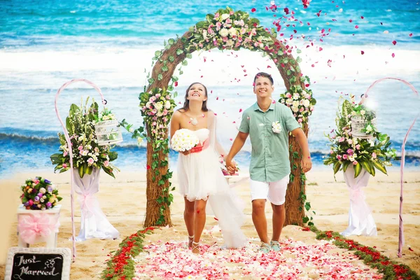 Matrimonio romantico sulla spiaggia, bali — Foto Stock