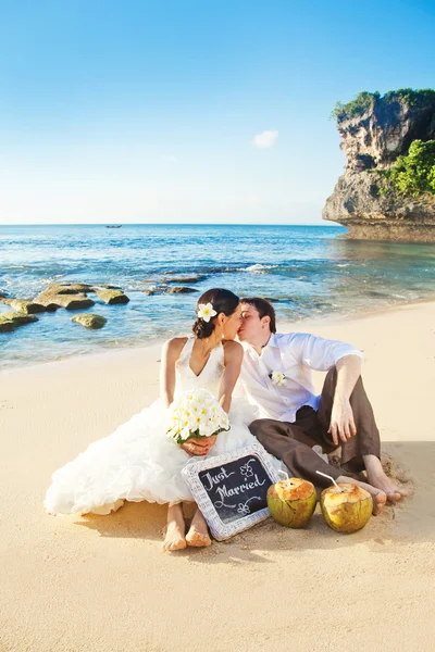 Hochzeitsporträt mit Cocktails — Stockfoto