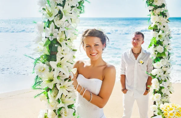 Pareja en el día de boda en bali — Stok fotoğraf