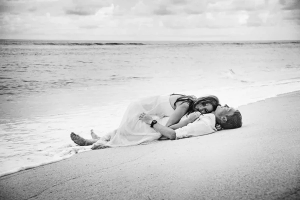 Couple on the sand — Stock Photo, Image