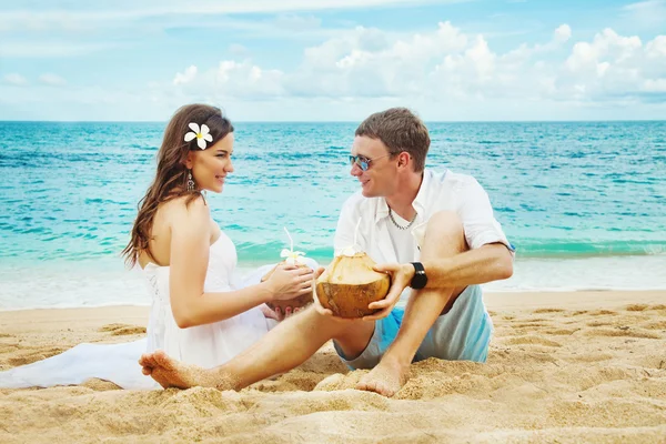 Pareja oa una playa — Foto de Stock