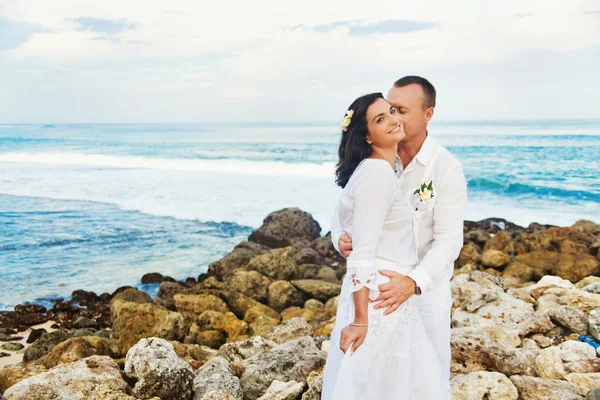 Casal de adultos na praia — Fotografia de Stock