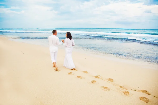 Casal de adultos na praia — Fotografia de Stock