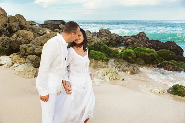 Pareja de adultos en la playa — Foto de Stock