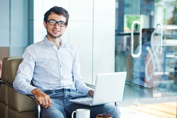 Affärsman som sitter i café — Stockfoto