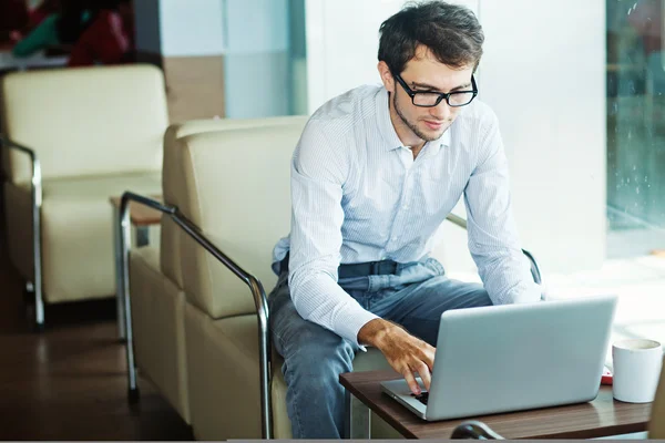 Affärsman som sitter i café — Stockfoto