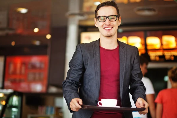 Όμορφος άνδρας στο εστιατόριο fastfood — Φωτογραφία Αρχείου