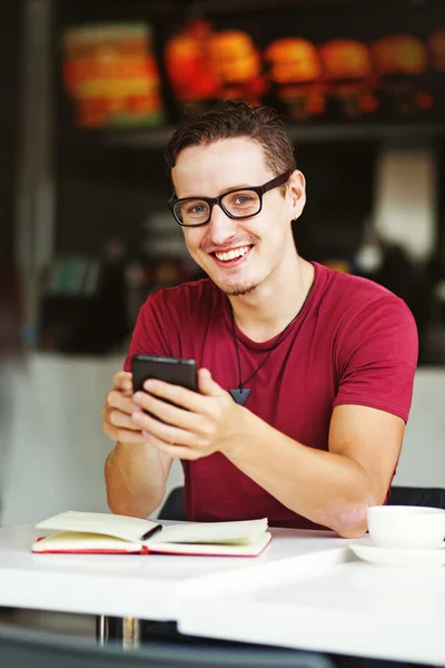 Mann benutzt Smartphone — Stockfoto