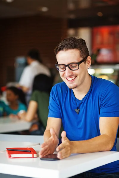 Mladý podnikatel nebo student pracuje v kavárně — Stock fotografie