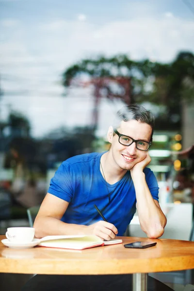 Joven emprendedor o estudiante trabajando en una cafetería — Foto de Stock