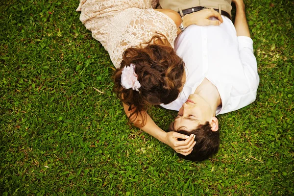 Paar liggend op het gras Stockfoto