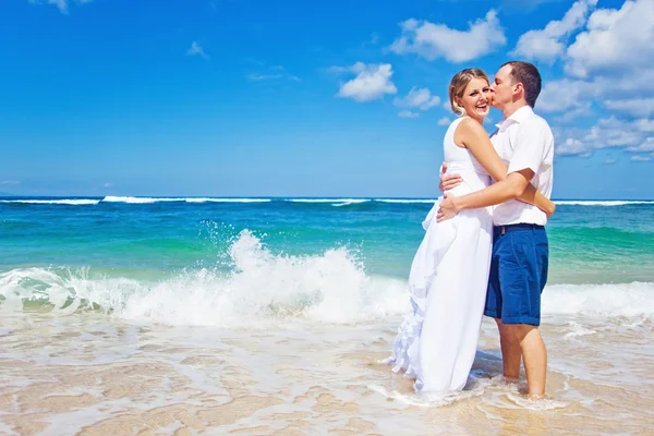Свадебный день у океана — стоковое фото