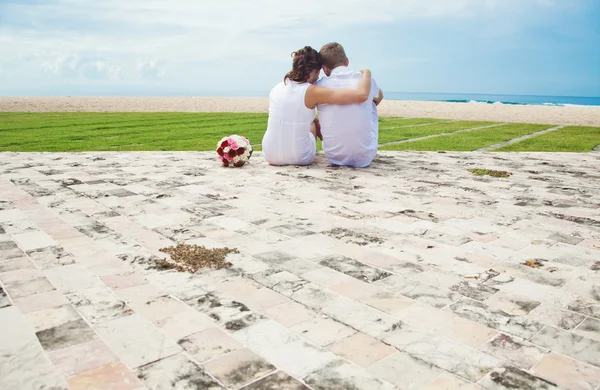 Coppia passeggiando sulla spiaggia, bali — Foto Stock