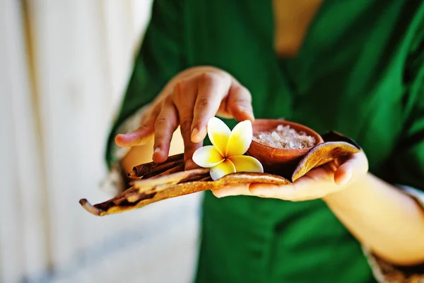 Mulher asiática está misturando ingredientes para a terapia no salão de spa tradicional — Fotografia de Stock