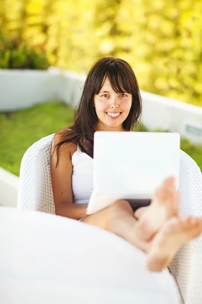 Bahçe içinde laptop ile kadın — Stok fotoğraf