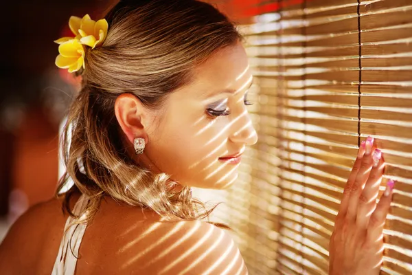 Zamyślony kobieta w świetle tropikalnego słońca na wakacjach (nieostrość na jej oczy i rzęsy) — Zdjęcie stockowe