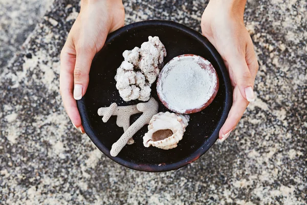 Hände mit verschiedenen Arten von Meeresmineralien (Schwerpunkt Korallen und Kieselsteine)) — Stockfoto