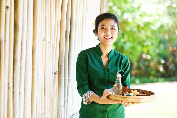 Masseuse holding spa ingrediënten — Stockfoto