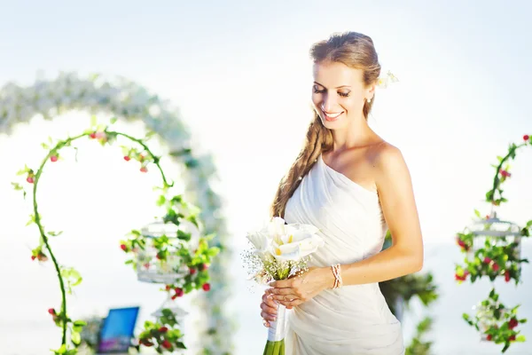 Sposa in un arco fiorente sul luogo del matrimonio, bali — Foto Stock