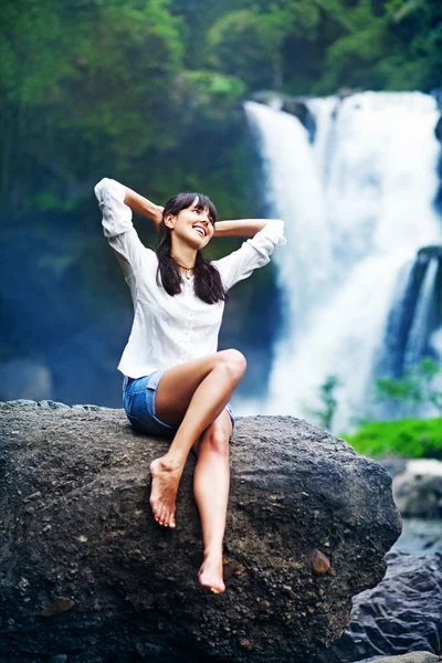 Vrouw in de buurt van verse waterval, bali — Stockfoto