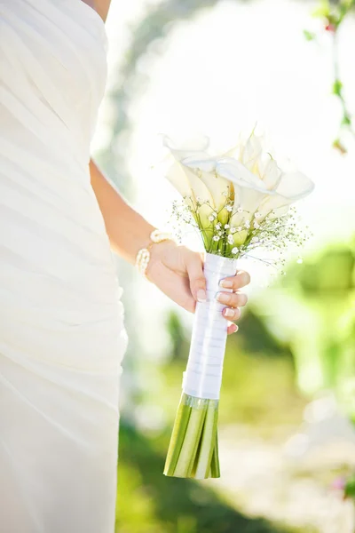 Όμορφη νύφη κοντά σε αψίδα λουλούδια — Φωτογραφία Αρχείου