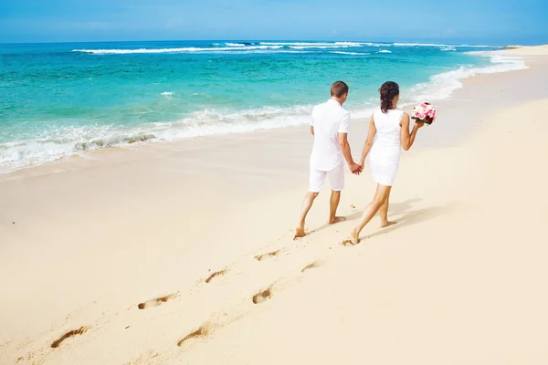 Coppia passeggiando sulla spiaggia, bali — Foto Stock