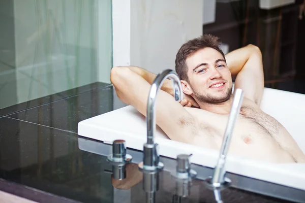 Hombre tomando baño — Foto de Stock