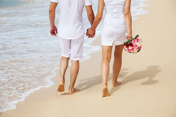 Paar spaziert am Strand, bali lizenzfreie Stockbilder