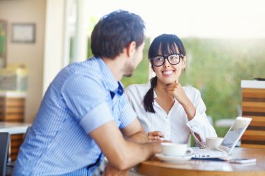 office (kadının gözleri odaklanmak durumda)