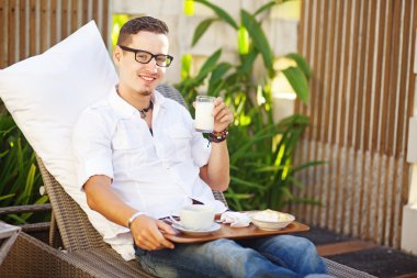 Yaz aylarında bahçede kahvaltı adam