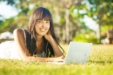 genç kadın bir park veya dizüstü bilgisayar kullanarak Bahçe çim üzerinde