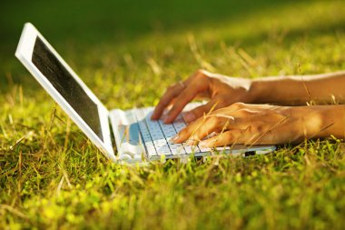 bir çim üstünde laptop closeup