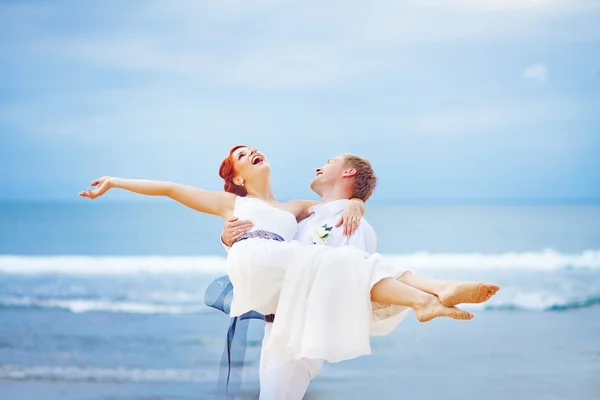 Жених и невеста в день свадьбы на пляже — стоковое фото