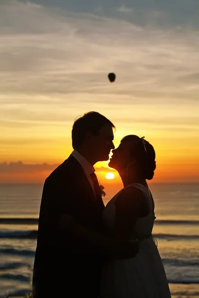 Casamento silhueta casal contra o céu com lanterna céu — Fotografia de Stock