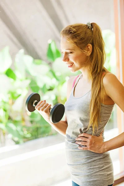 Spor salonunda kadın — Stok fotoğraf