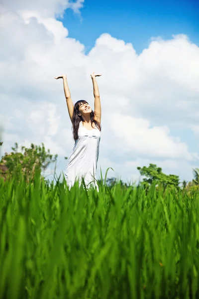 Giovane donna sull'erba nel parco o in giardino — Foto Stock