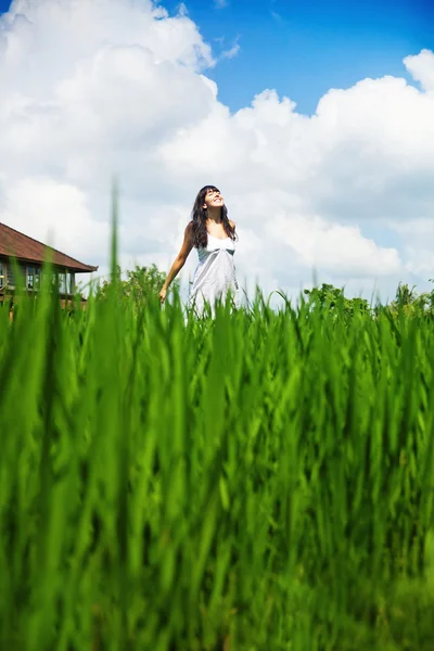 Jeune femme sur l'herbe dans le parc ou le jardin — Photo