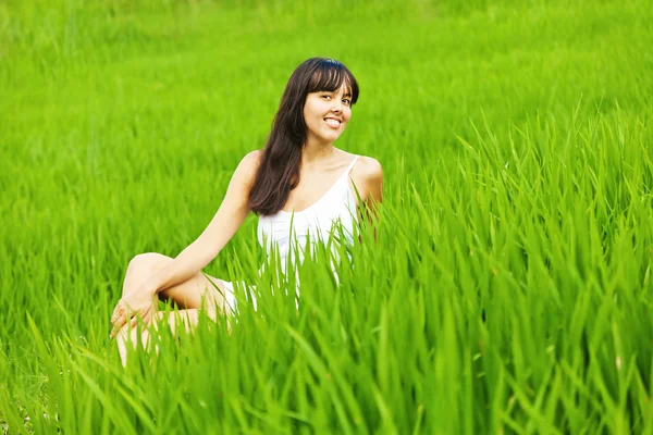 Mulher no campo de arroz — Fotografia de Stock