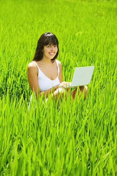 Mujer joven en la hierba en el parque o jardín — Foto de Stock