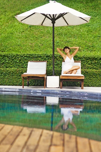 Mujer relajada en la piscina, bali — Foto de Stock