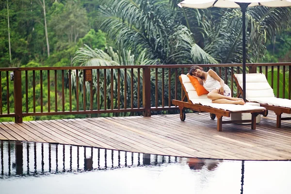 Розслаблена жінка біля басейну, Балі — стокове фото