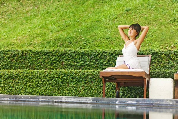 Entspannte Frau am Pool, bali — Stockfoto