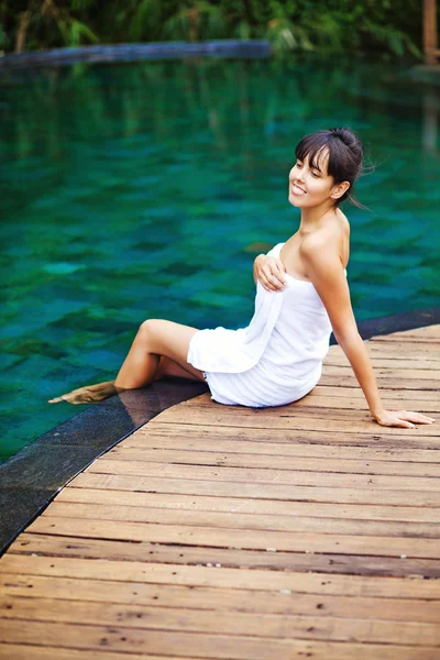 Mujer en selva spa cerca de la piscina — Foto de Stock