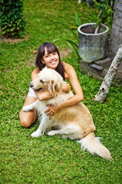 Жінка грає зі своєю собакою в саду — стокове фото
