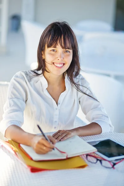 Vrouw op haar werkplek — Stockfoto